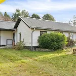 Renovated Near And Forest Semesterbostad